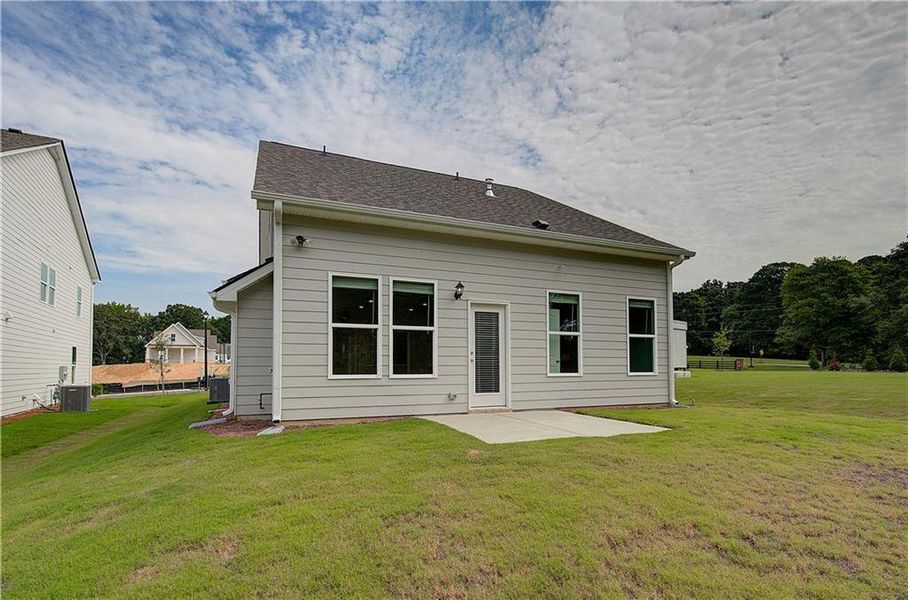 Exterior details and patio area of a home in Abbotts Crossing, Conyers (Image 4).