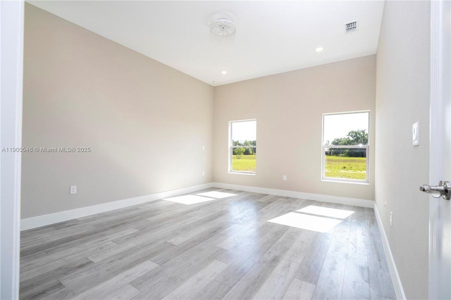 Spacious, unfurnished interior of a new home in , Sebring (Image 35).