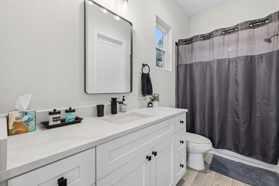 GUEST BATH II