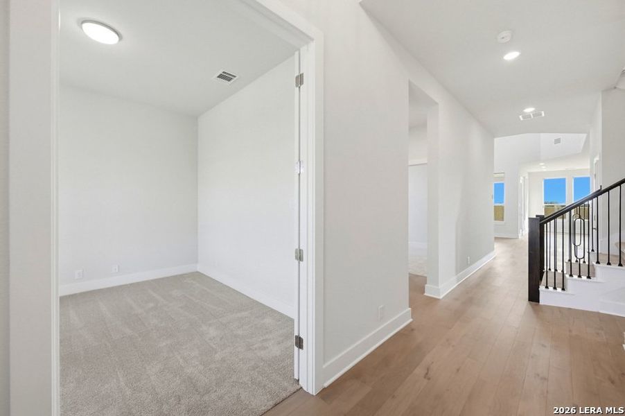 Spacious, unfurnished interior of a new home in Venado Crossing, Cibolo (Image 26).