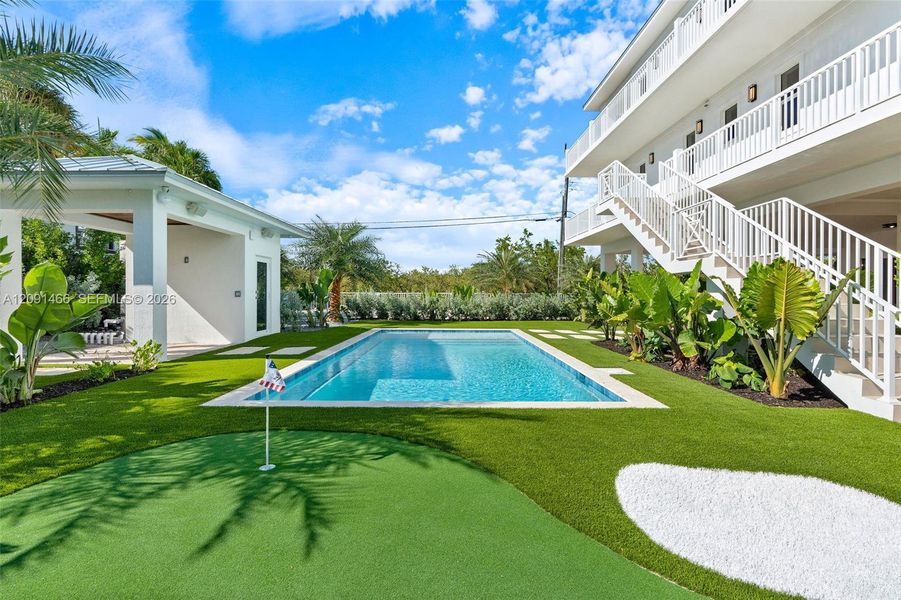 Exterior details and patio area of a home in , Tavernier (Image 35).