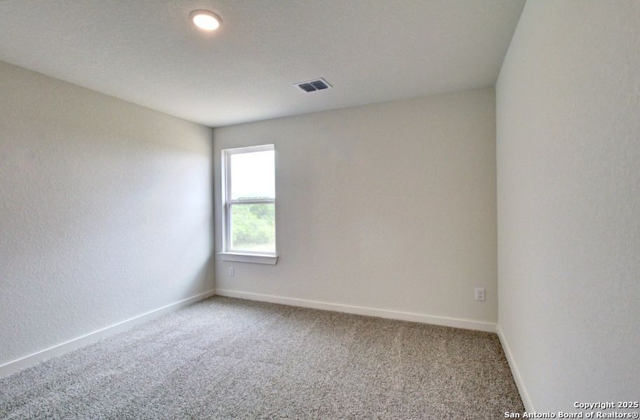 Spacious, unfurnished interior of a new home in Cloud Country, New Braunfels (Image 30).