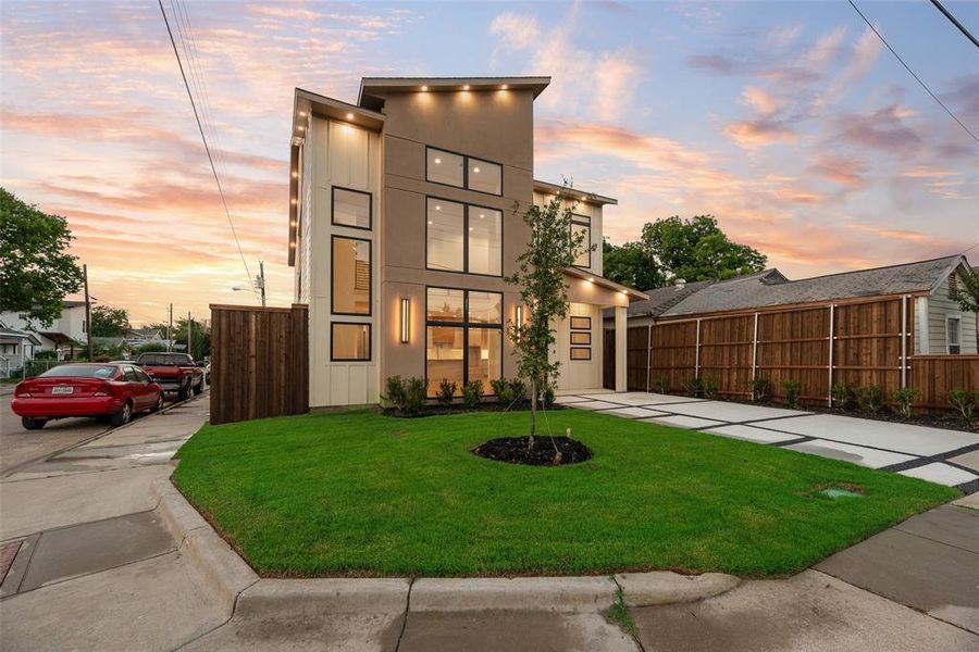 Exterior details and patio area of a home in , Dallas (Image 3).