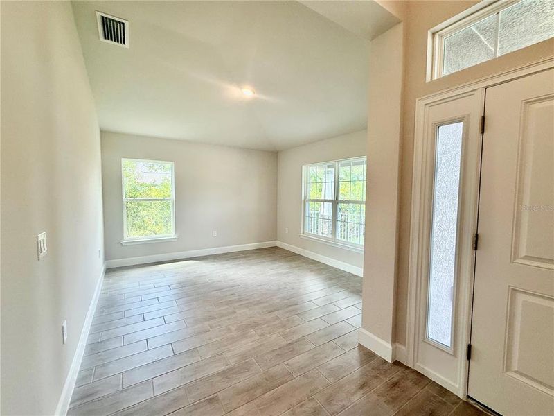 Spacious, unfurnished interior of a new home in Port Charlotte, Port Charlotte (Image 11).