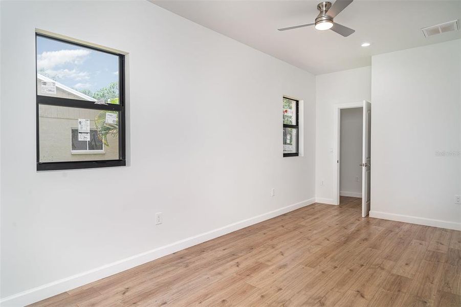 Spacious, unfurnished interior of a new home in , Sarasota (Image 21).