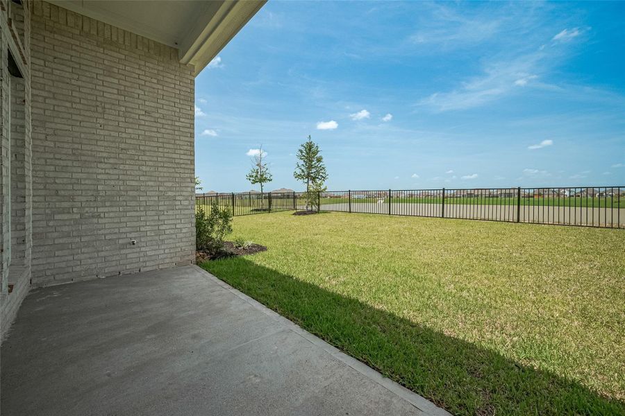 Exterior details and patio area of a home in Lago Mar, Texas City (Image 28).