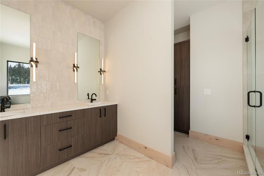 Vertical mirrors in primary bath