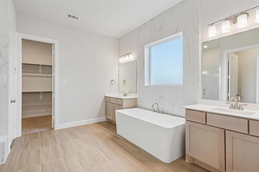 Furnished interior view inside a new home in Sienna 65', Missouri City (Image 15).