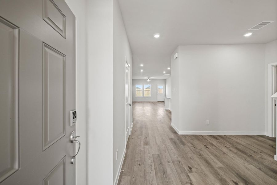 Spacious, unfurnished interior of a new home in Riverwood Ranch, Angleton (Image 16).