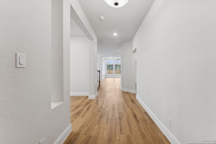 Spacious, unfurnished interior of a new home in Davis Ranch 50', San Antonio (Image 33).