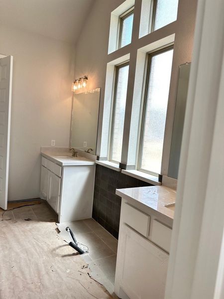 Dual Vanities in Primary Bath Dual Vanities in Primary Bath