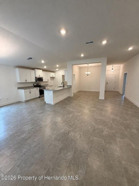 Spacious, unfurnished interior of a new home in Winding Oaks, Weeki Wachee (Image 7).