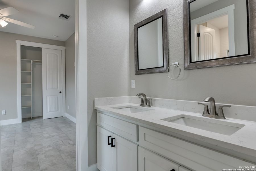 Furnished interior view inside a new home in , Bandera (Image 11).