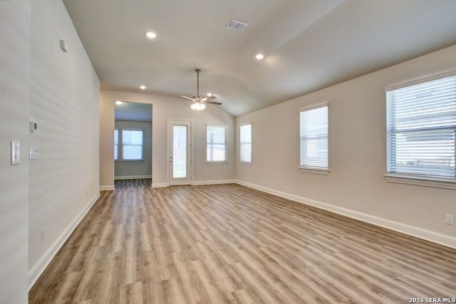 Spacious, unfurnished interior of a new home in Piedmont, San Antonio (Image 9).
