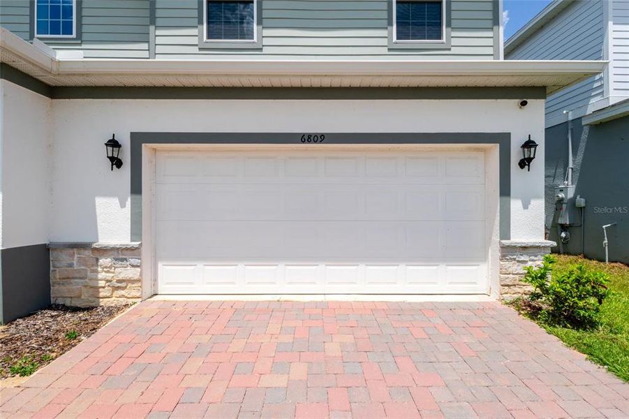 Exterior details and patio area of a home in , Howey-in-the-Hills (Image 4).