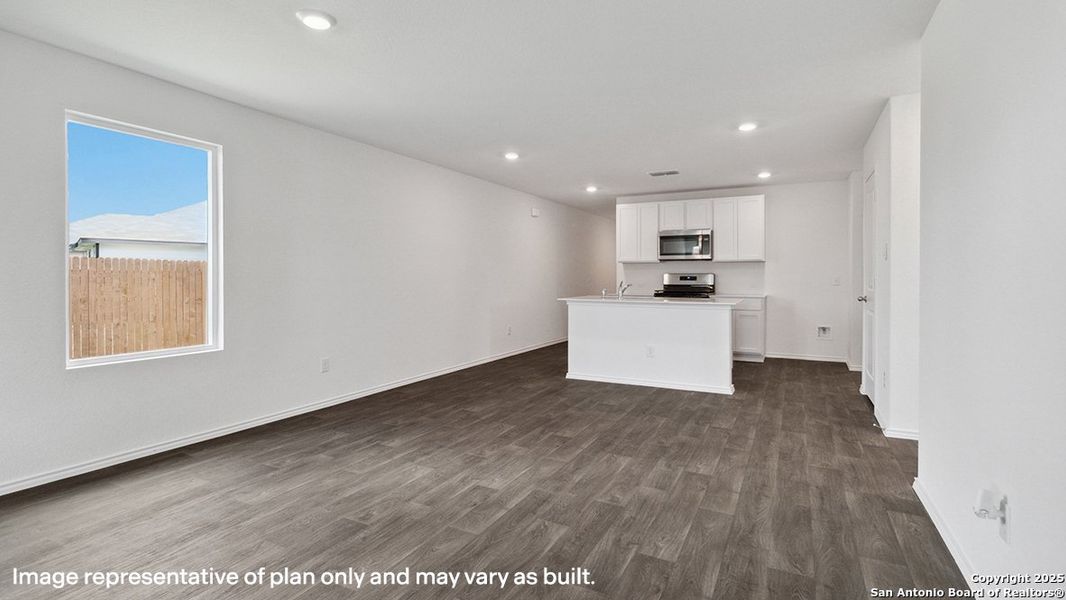 Spacious, unfurnished interior of a new home in Stonehill, San Antonio (Image 15).