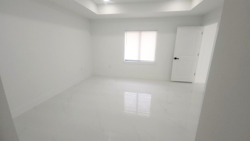 Spacious, unfurnished interior of a new home in , Lehigh Acres (Image 21).