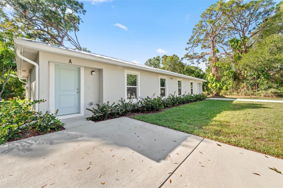Exterior details and patio area of a home in , Fort Pierce (Image 16).