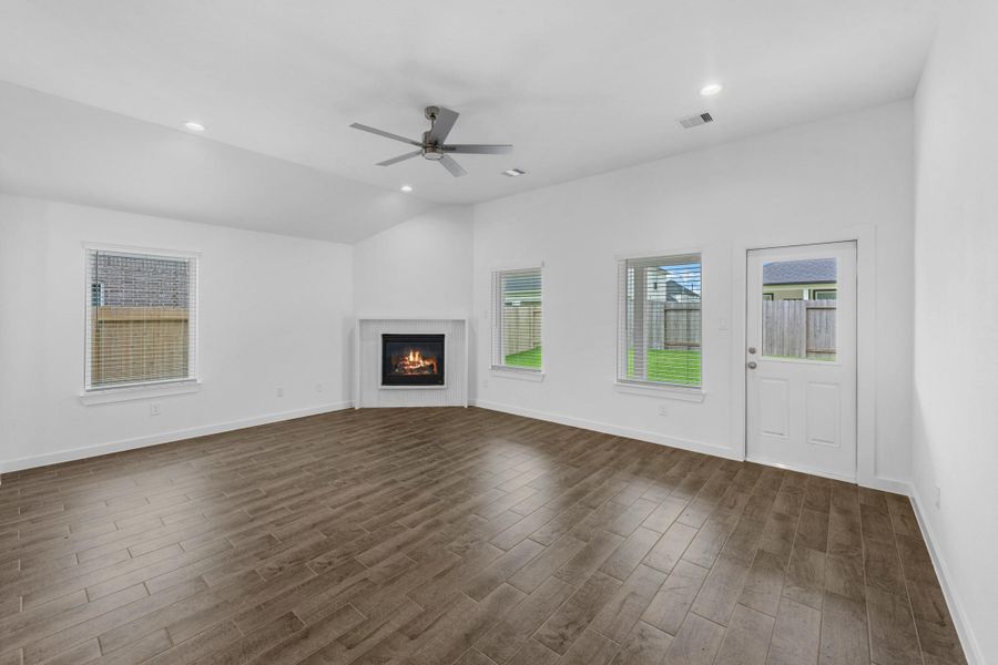 Spacious, unfurnished interior of a new home in Briarwood Crossing, Rosenberg (Image 19).
