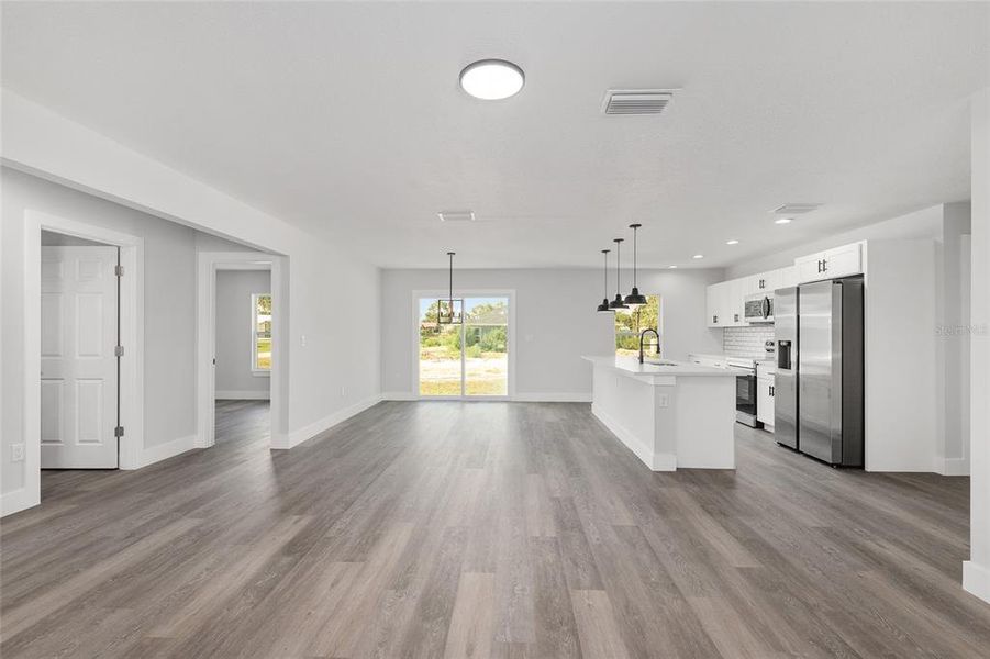 Spacious, unfurnished interior of a new home in , Ocala (Image 14).