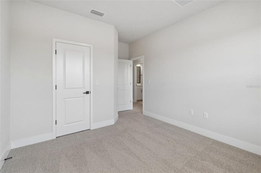 Spacious, unfurnished interior of a new home in , Sarasota (Image 23).