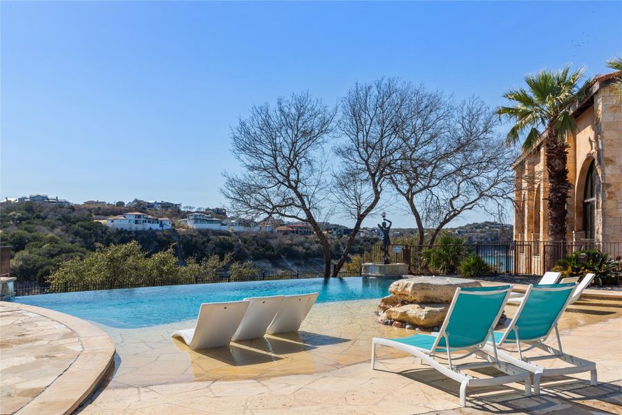 Community amenities in Rough Hollow, Lakeway (Image 32). Community amenities in Rough Hollow, Lakeway (Image 32).