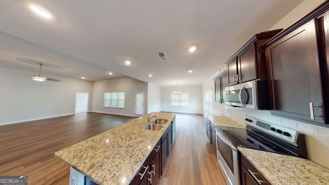 Image 32 of a home in Oakview Estates.