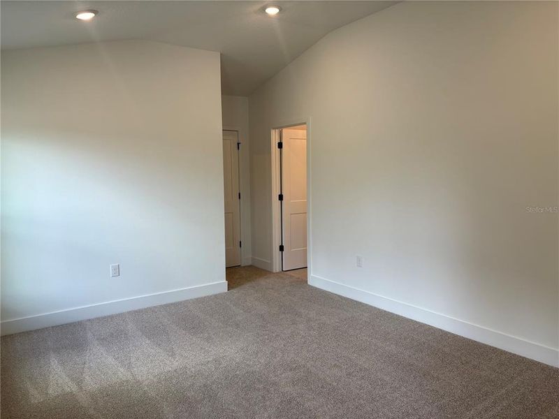 Spacious, unfurnished interior of a new home in Arbor Park, Leesburg (Image 10).