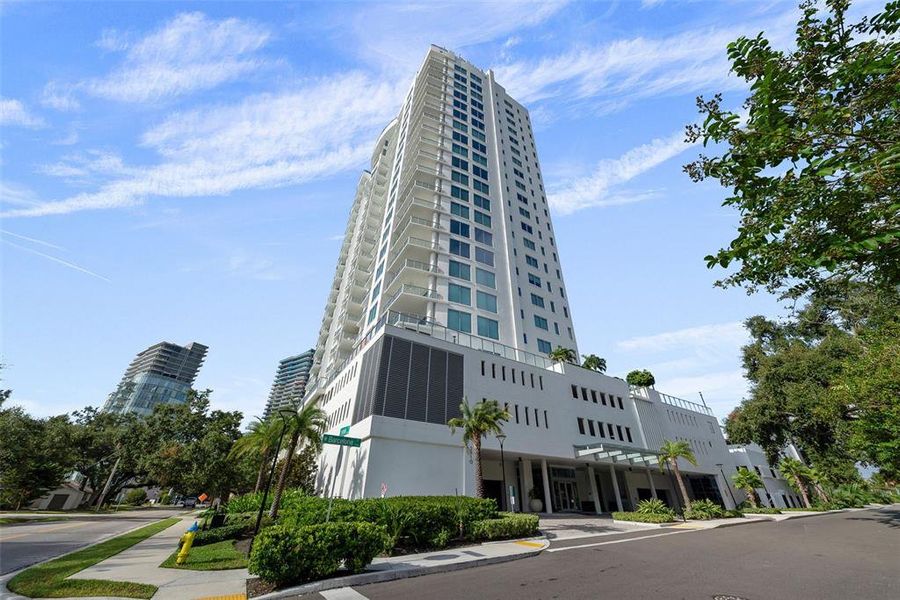 Condo located in Tampa, FL showcasing its design and architecture (Image 29).