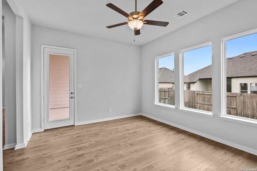 Spacious, unfurnished interior of a new home in Buffalo Crossing, Cibolo (Image 23).