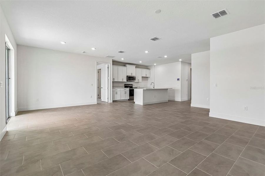 Spacious, unfurnished interior of a new home in Lakeside at Satilla, St. Cloud (Image 20).