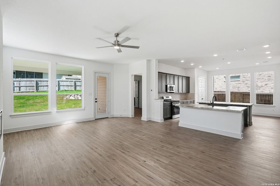 Spacious, unfurnished interior of a new home in Buffalo Crossing, Cibolo (Image 34).