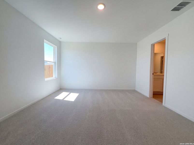 Spacious, unfurnished interior of a new home in Hunters Ranch, San Antonio (Image 11).