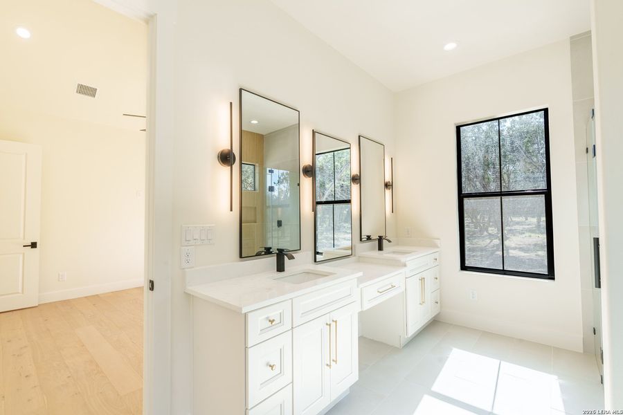 Furnished interior view inside a new home in , Boerne (Image 12).