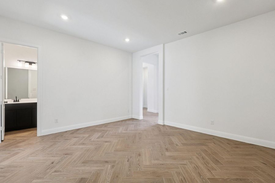 Spacious, unfurnished interior of a new home in Sienna 65', Missouri City (Image 25).