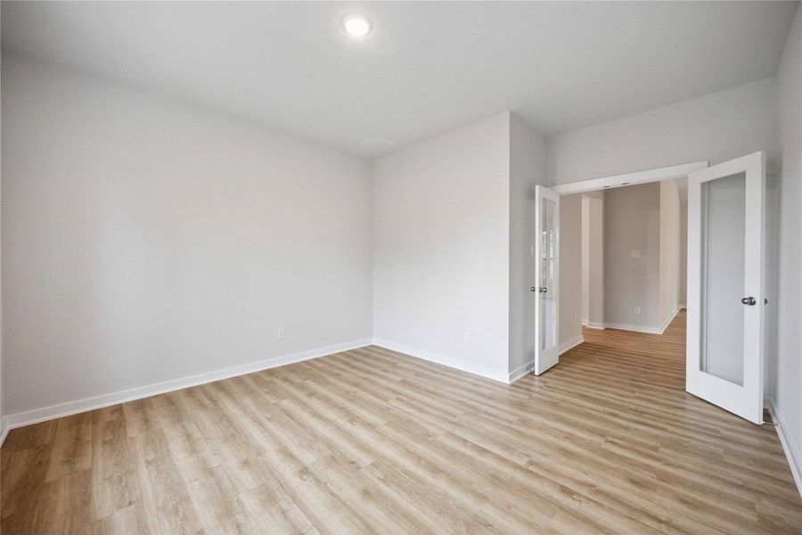 Spacious, unfurnished interior of a new home in Deer Pines, Conroe (Image 20).