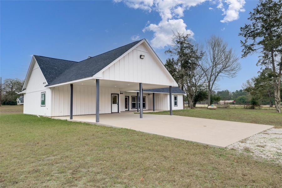 Exterior details and patio area of a home in , Grapeland (Image 22).