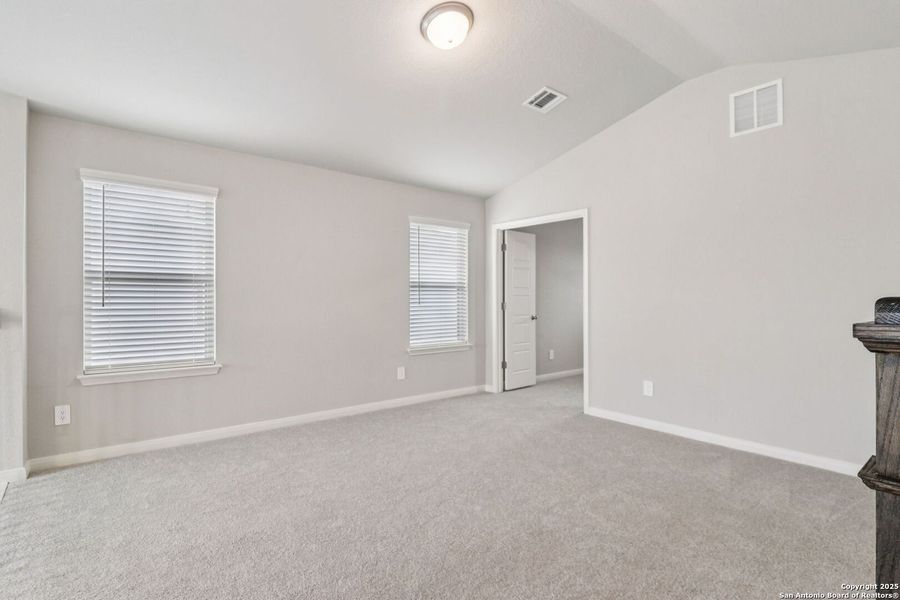Spacious, unfurnished interior of a new home in Remington Ranch, San Antonio (Image 43).