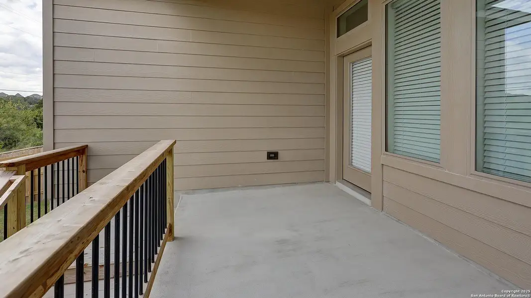 Exterior details and patio area of a home in Ladera 40', San Antonio (Image 4).