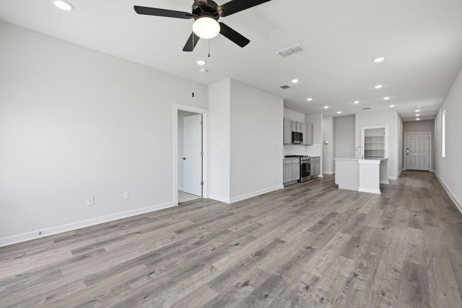Spacious, unfurnished interior of a new home in Stallion Run, Buda (Image 18).
