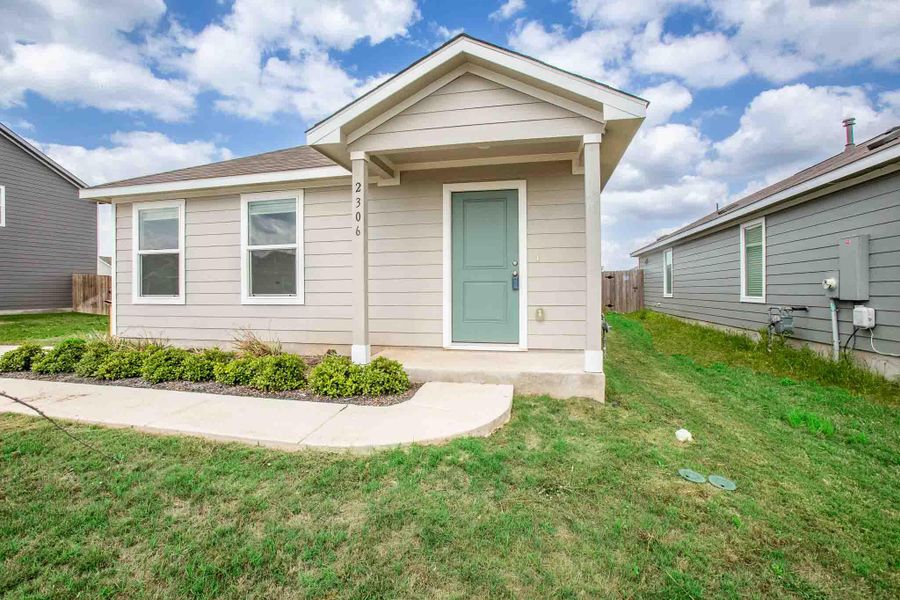 Exterior details and patio area of a home in Summerside, Lockhart (Image 16).