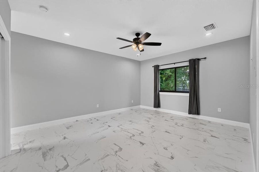 Spacious, unfurnished interior of a new home in , Tampa (Image 70).