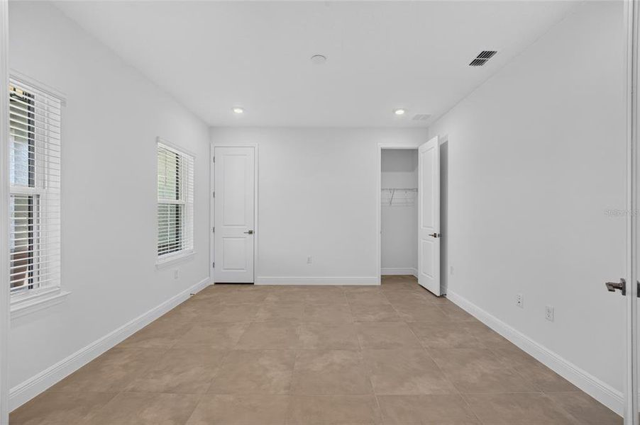 Spacious, unfurnished interior of a new home in , Ocala (Image 23).