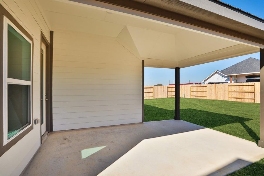 Exterior details and patio area of a home in Wildrye, Waller (Image 3).