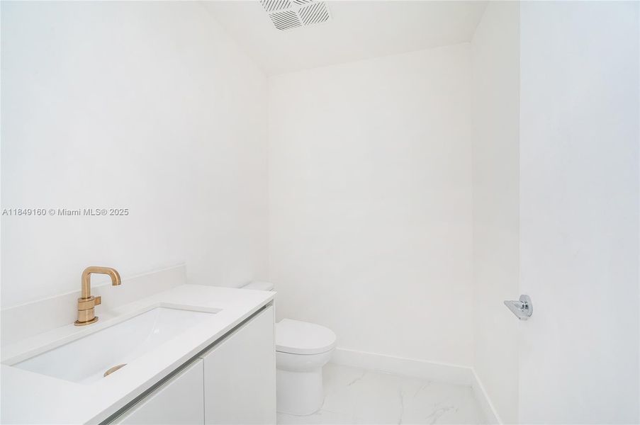 Spacious, unfurnished interior of a new home in Aria Reserve, Miami (Image 31).