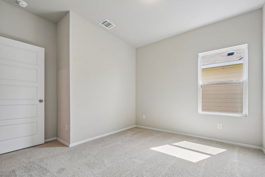 Spacious, unfurnished interior of a new home in Hymeadow, San Marcos (Image 21).