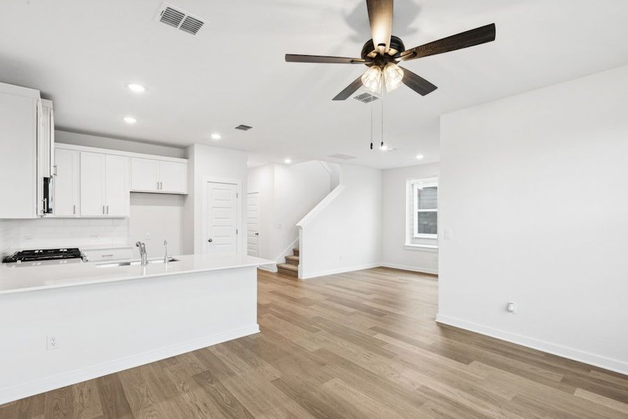 Spacious, unfurnished interior of a new home in Mayfair, New Braunfels (Image 20).