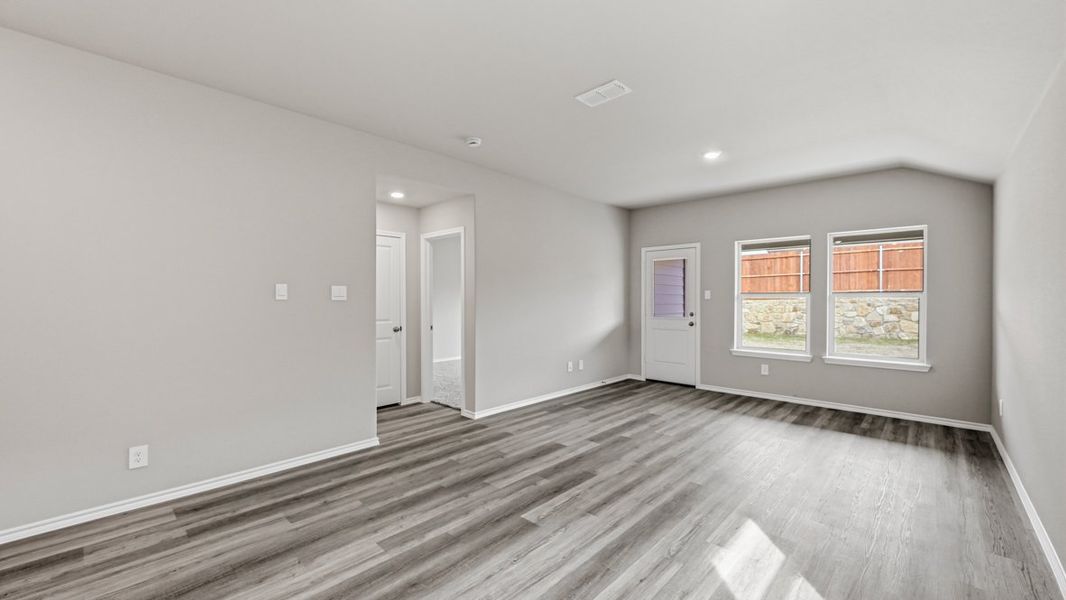 Spacious, unfurnished interior of a new home in Hickory Grove, Krum (Image 18).