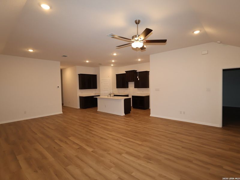 Spacious, unfurnished interior of a new home in Cinco Lakes, San Antonio (Image 11).