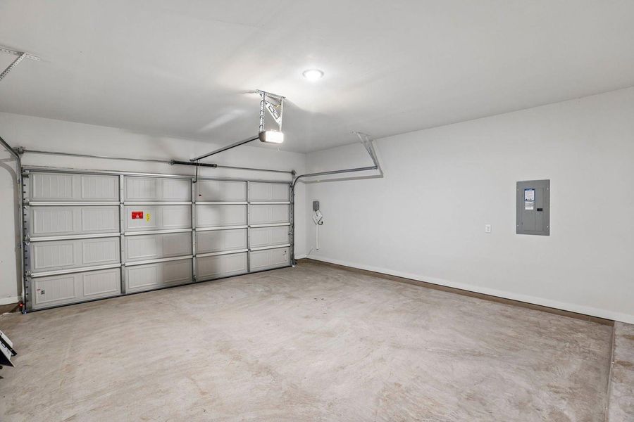 Spacious, unfurnished interior of a new home in Avery Centre, Round Rock (Image 23).